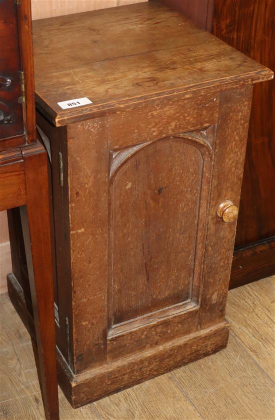 A Victorian pine bedside cabinet H.71cm